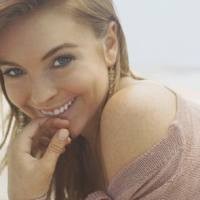 Lindsay Lohan Bangga Pada Payudaranya